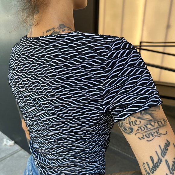 Black, white wavy pattern short sleeve women's crew neck top size S approx - Picture 7 of 12